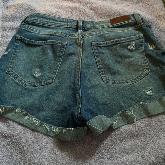 Hollister high waisted embroidered shorts - Picture 2 of 2